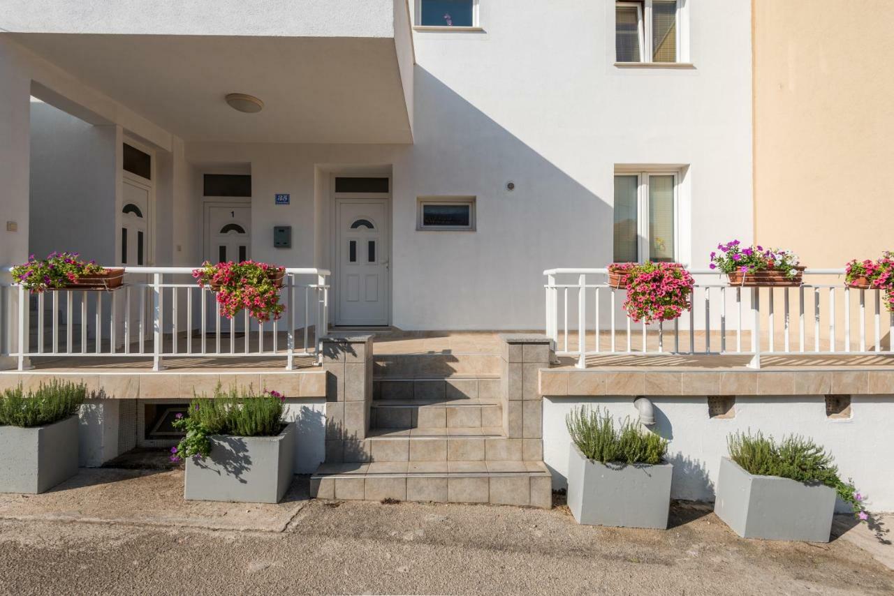 Apartments Galeb Blace Exteriör bild