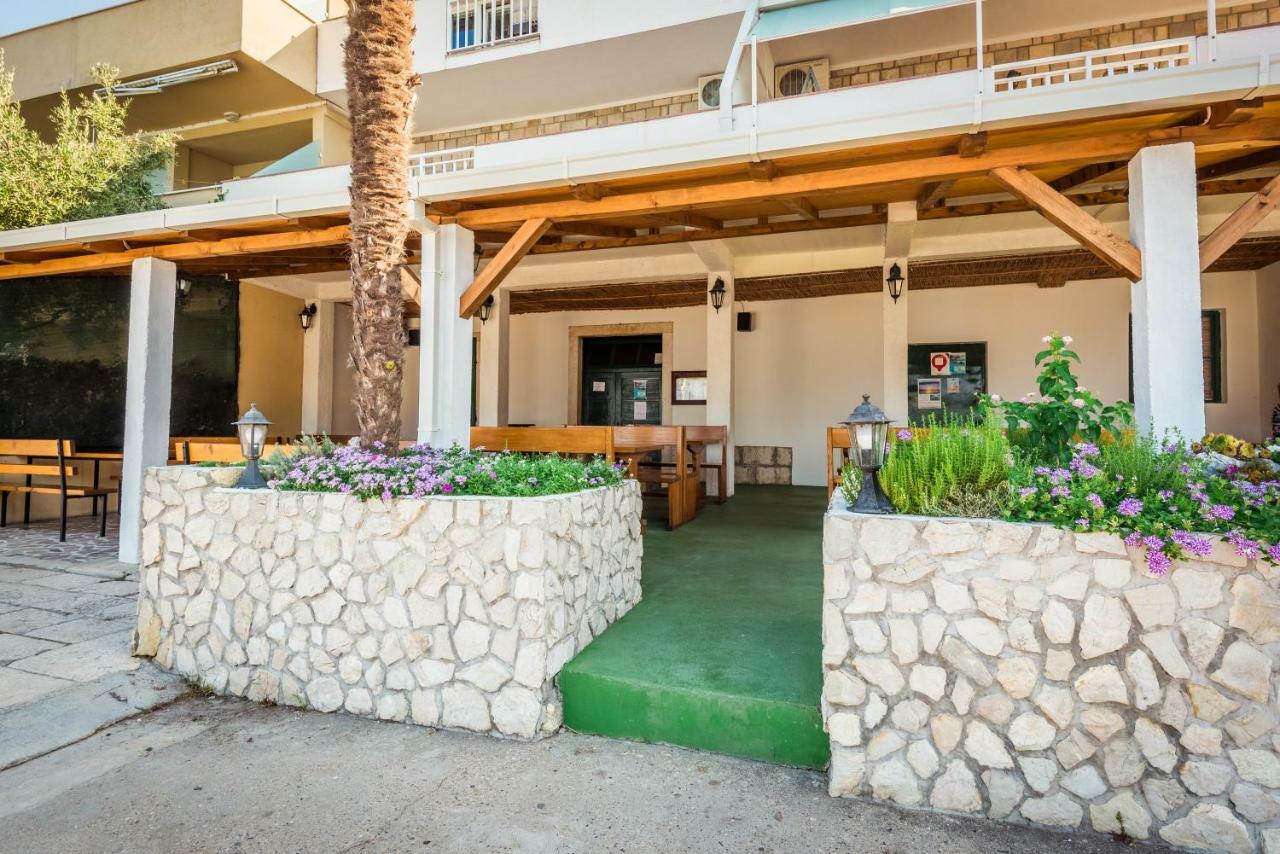 Apartments Galeb Blace Exteriör bild
