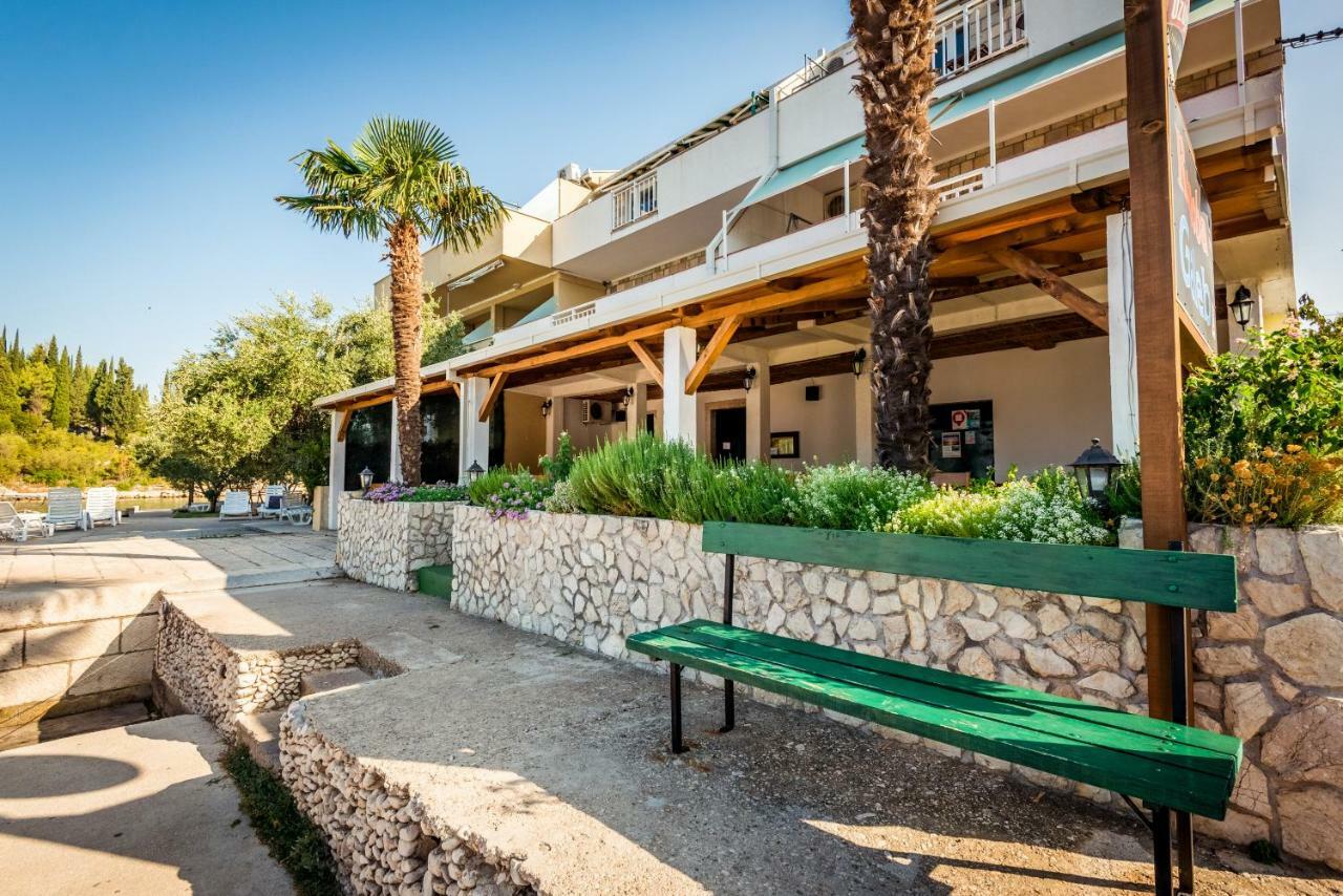 Apartments Galeb Blace Exteriör bild