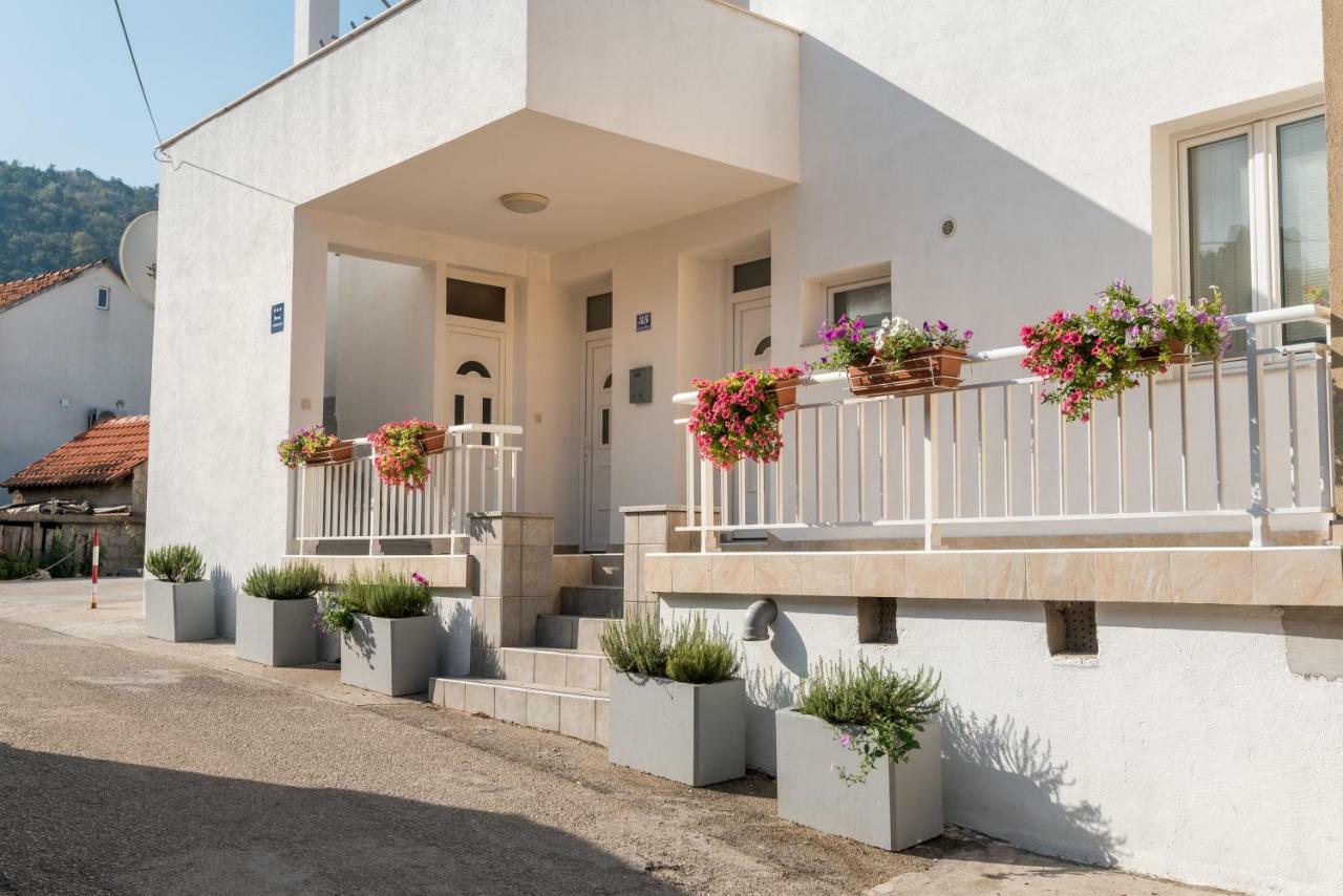 Apartments Galeb Blace Exteriör bild